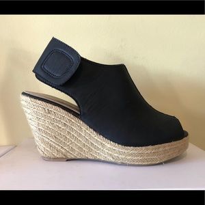 New, may be display sample. #DYH3065 jute wedge.